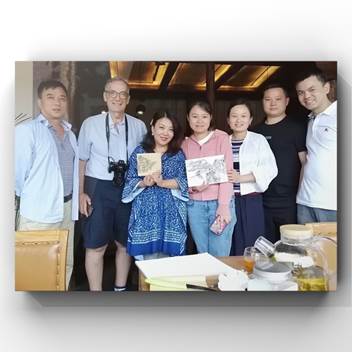 说明: 与国际友人交流(2).jpg