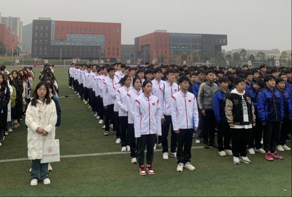 体育系举行升旗仪式