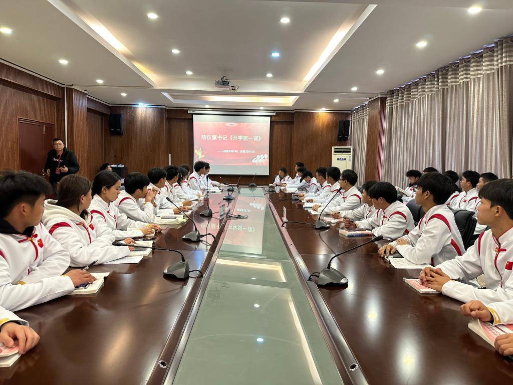 思政教育融入体育课堂，体育系全体学生观看蔡志坚书记讲授“开学第一课”
